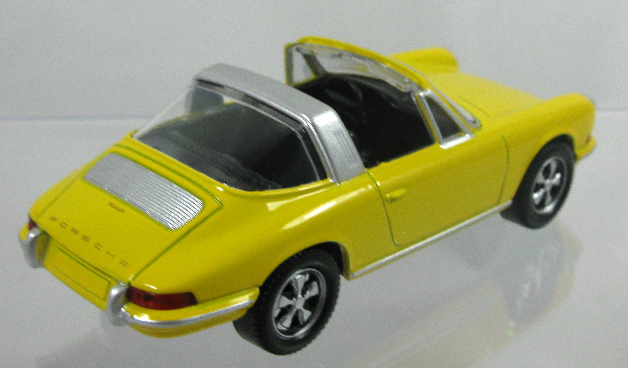 PORSCHE 911 TARGA1969 JAUNE (4)