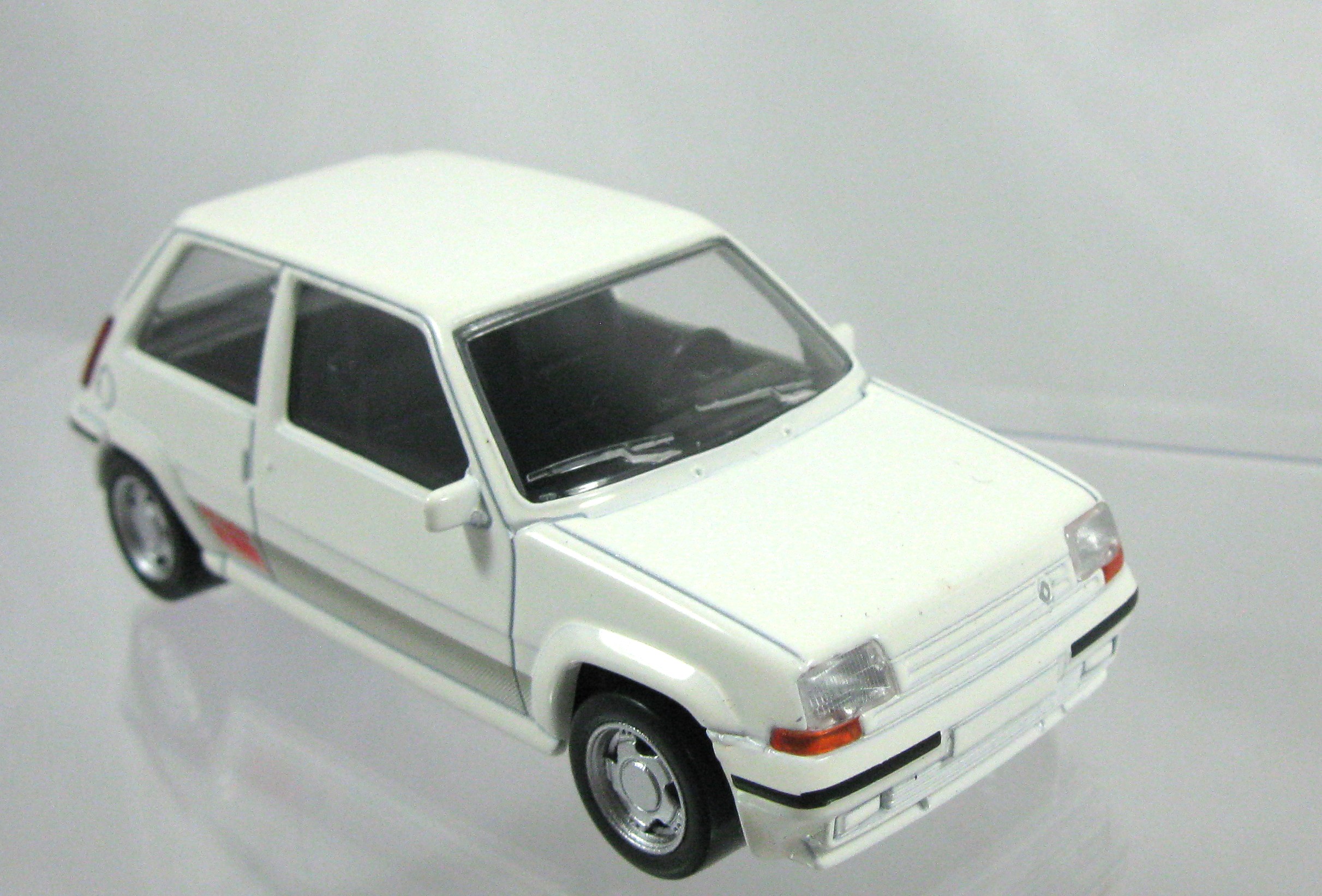 RENAULT SUPERCINQ GT TURBO 1988 BLANCHE (5)
