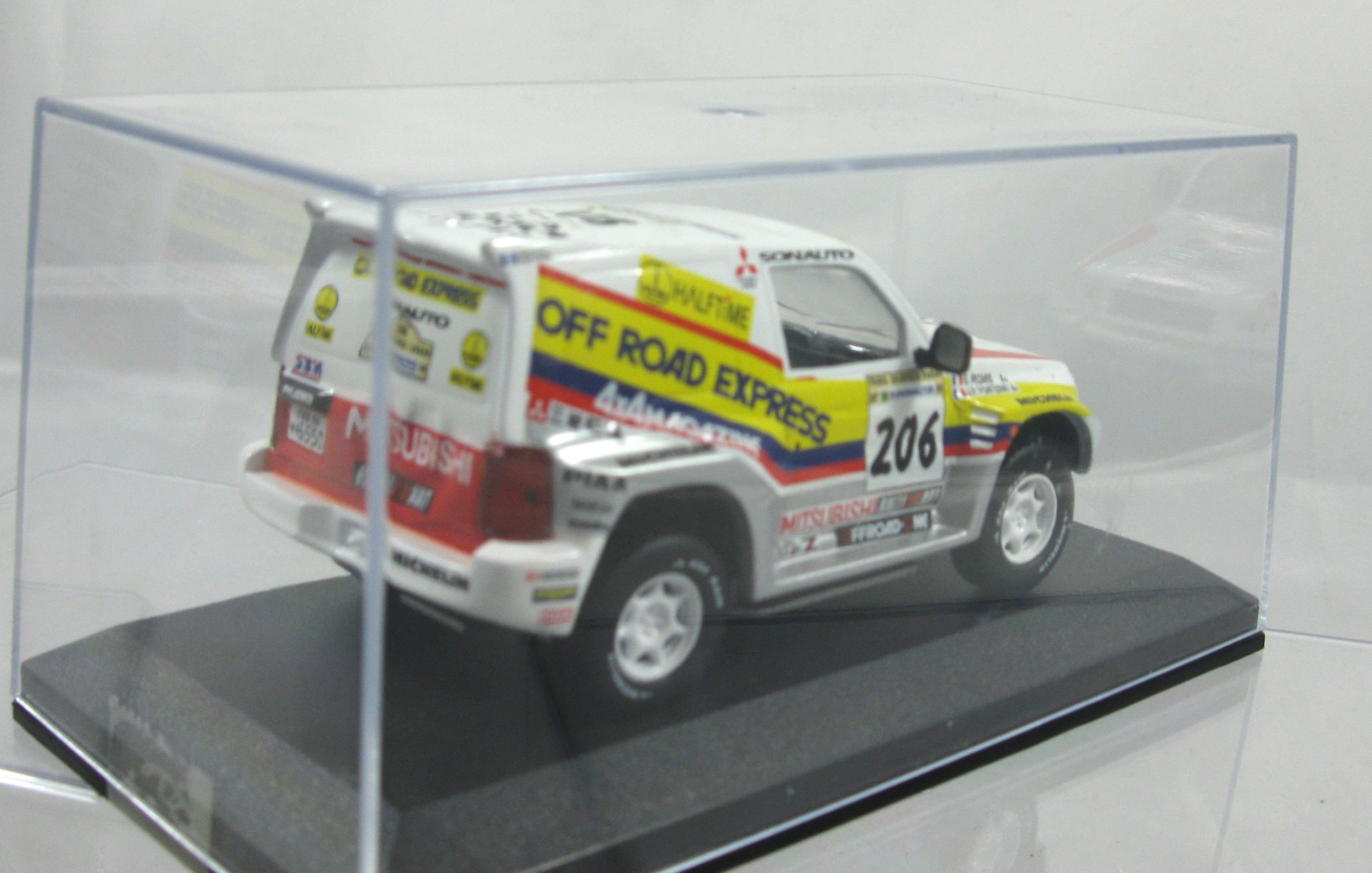 MITSUBISHI 4 X 4 1ER PARIS DAKAR 1998 (5)